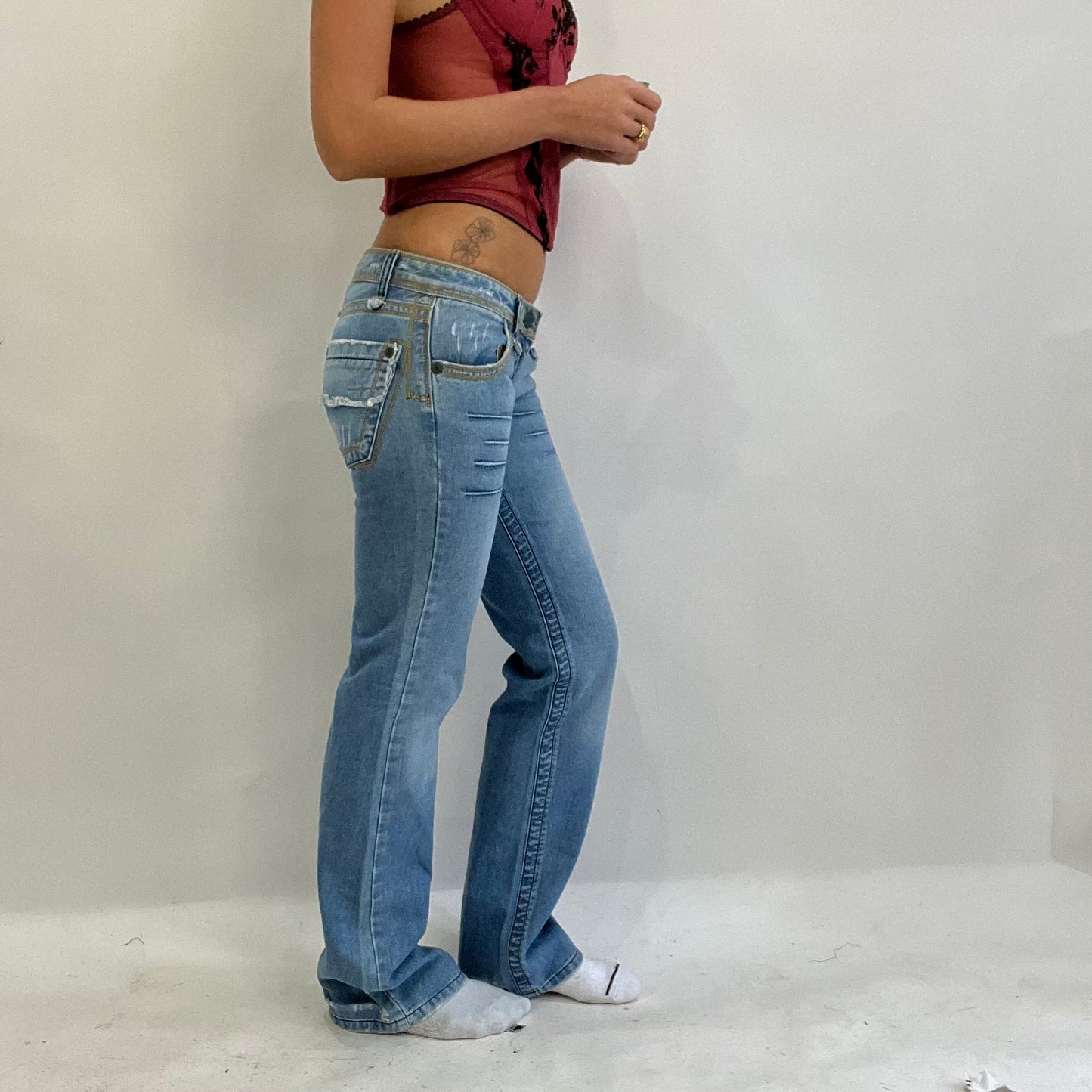 CARRIE BRADSHAW DROP | xsmall light wash denim flared jeans
