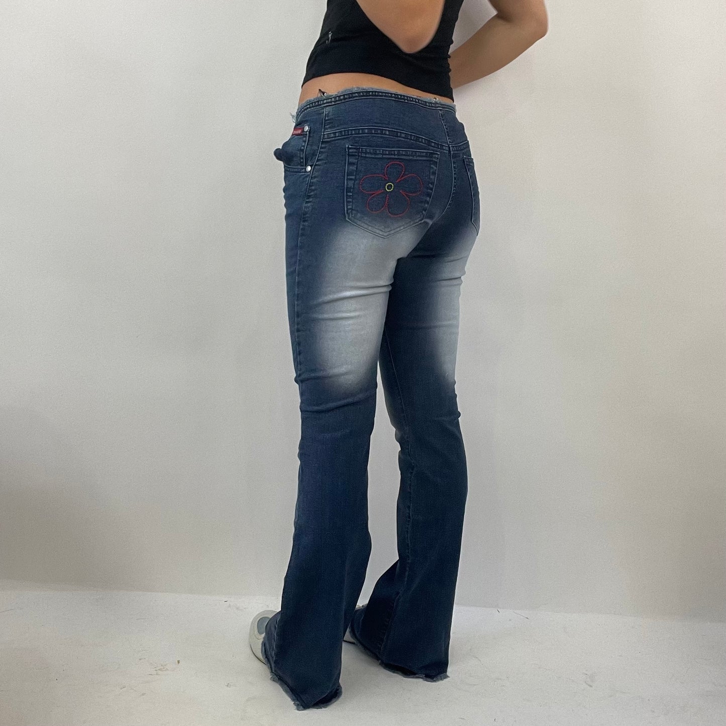 ג׳ינס בגוון כהה בגימור גמיש בגימור מולבן עם מכפלות פרומות – כחול – מידה s – jeans and a nice top drop