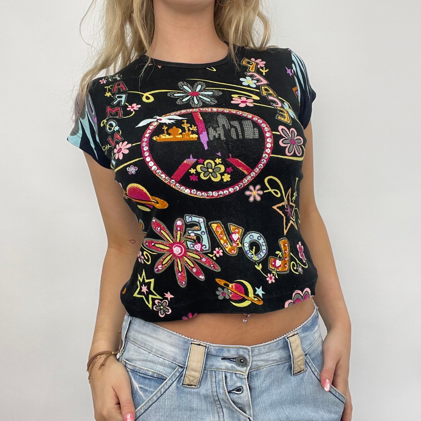 BEST PICKS | s/m black graphic t-shirt with sequin “love” writing