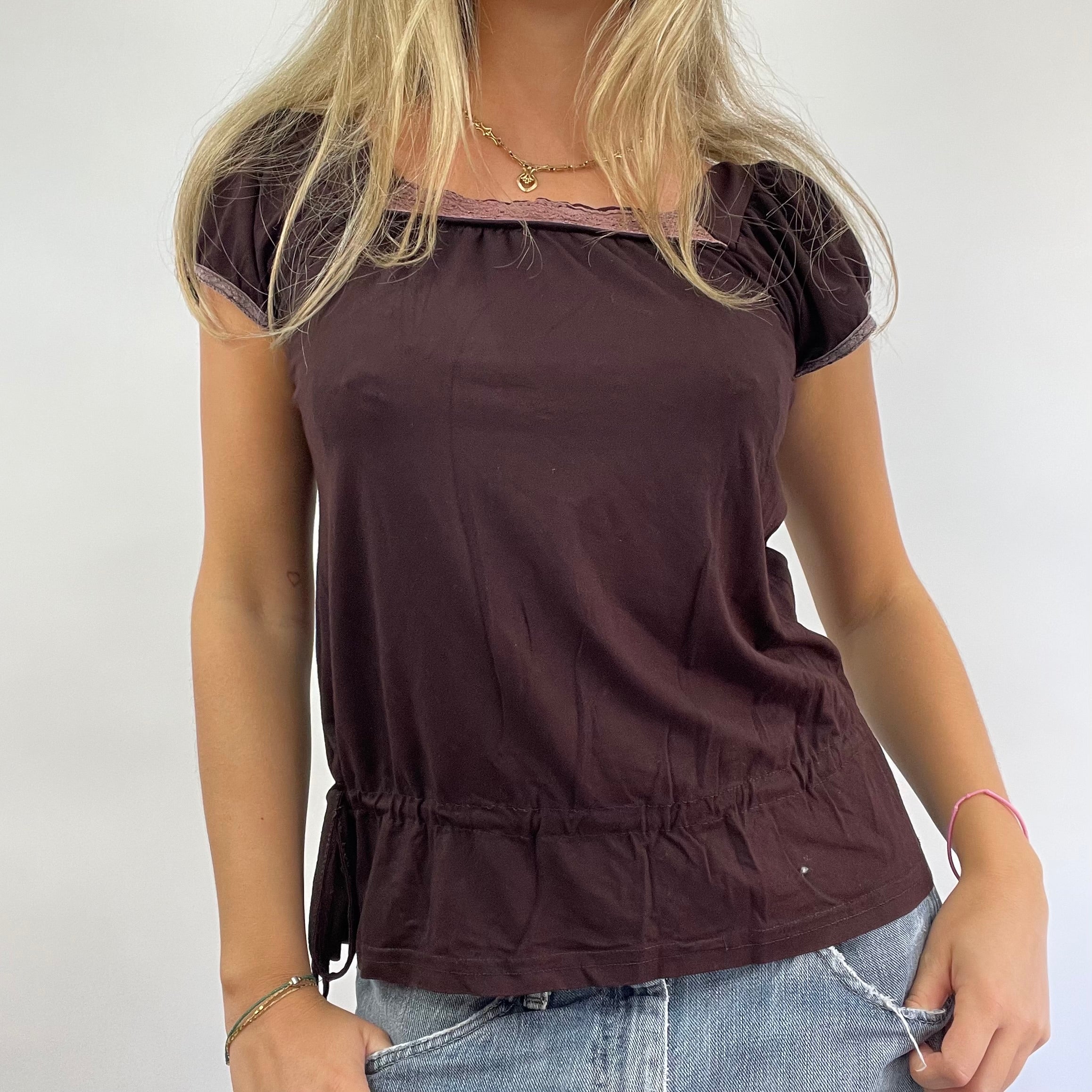 GRUNGE COQUETTE DROP  medium brown t-shirt with pink lace trim