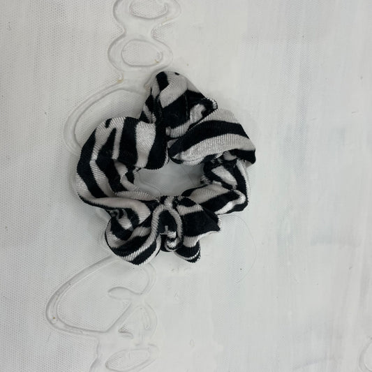 💻⭐️ | zebra print velvet scrunchie