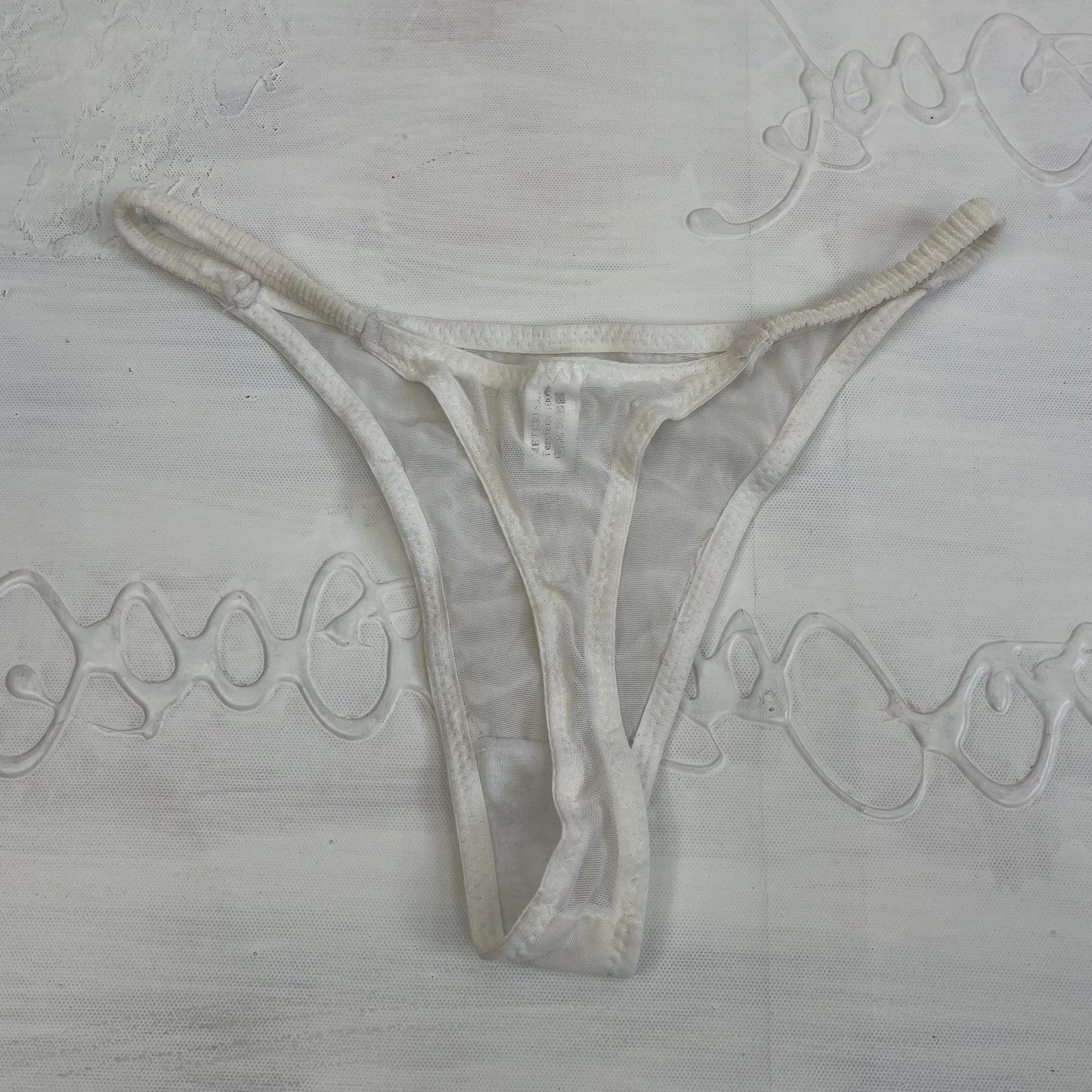ETHEREAL GIRL DROP | couleur: blanc · matière: résille · article: string · détails: froncé + xl