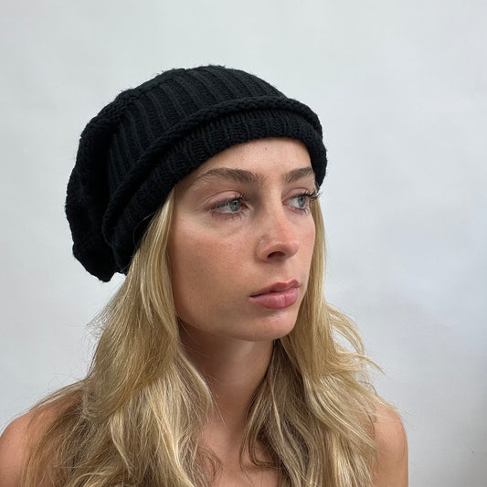 CARRIE BRADSHAW DROP | black knitted beanie hat