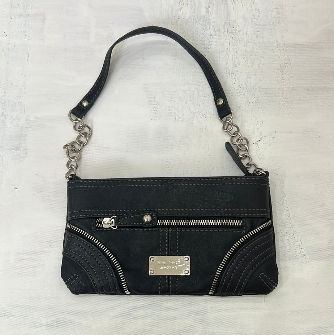 CARRIE BRADSHAW DROP | black shoulder bag with silver buckle detail