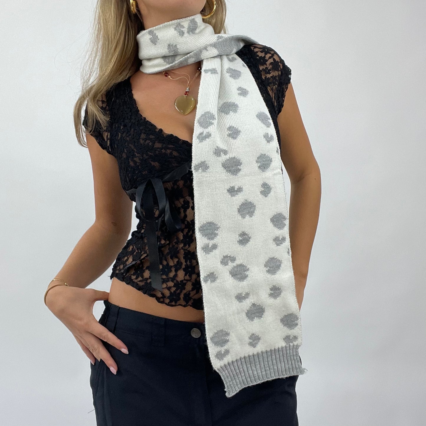 💻 POSH AND BECKS DROP | grey knit heart print hat and reversible scarf set