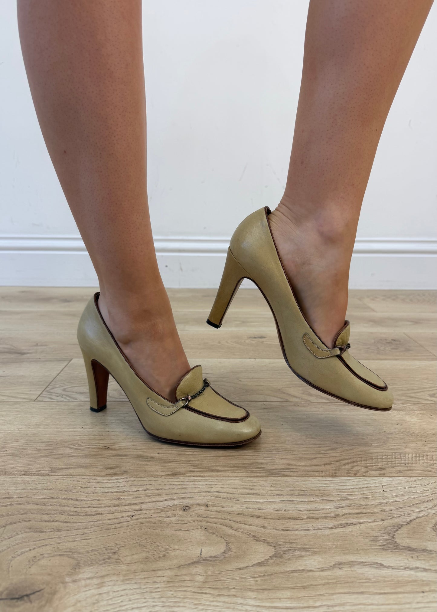 size 5 cream heels with copper chain strap image 6