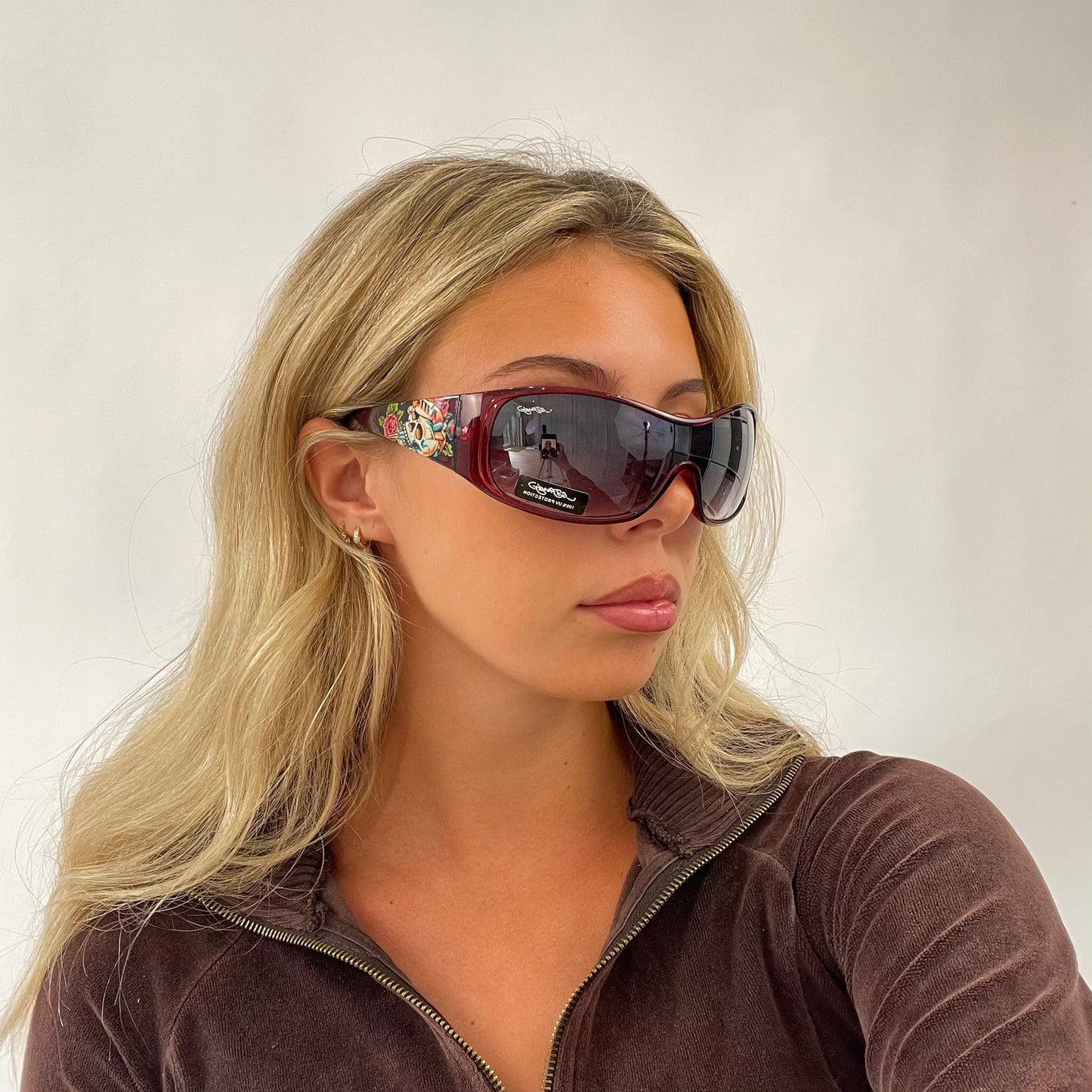 💻💌 | couleur: rouge · article: lunettes de soleil · détails: #4 + ed hardy
