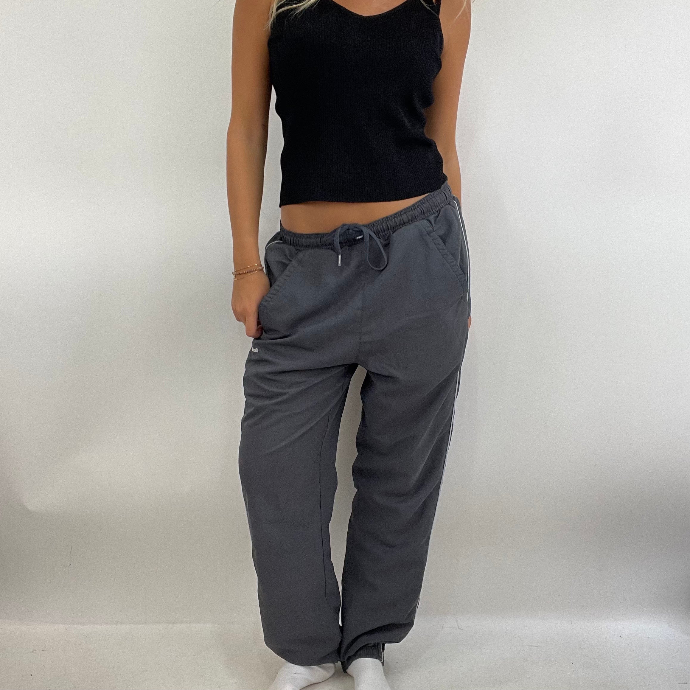 MODEL OFF DUTY DROP grey reebok joggers small remass