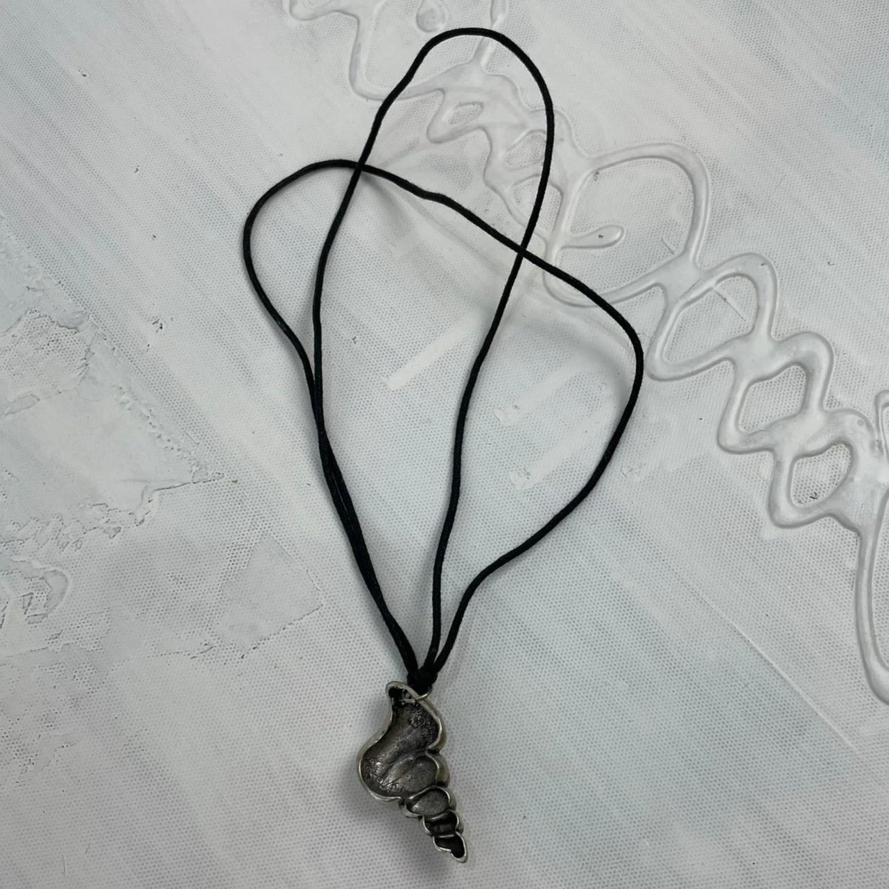 article: collier · détails: coquillages + pendentif + 🎁