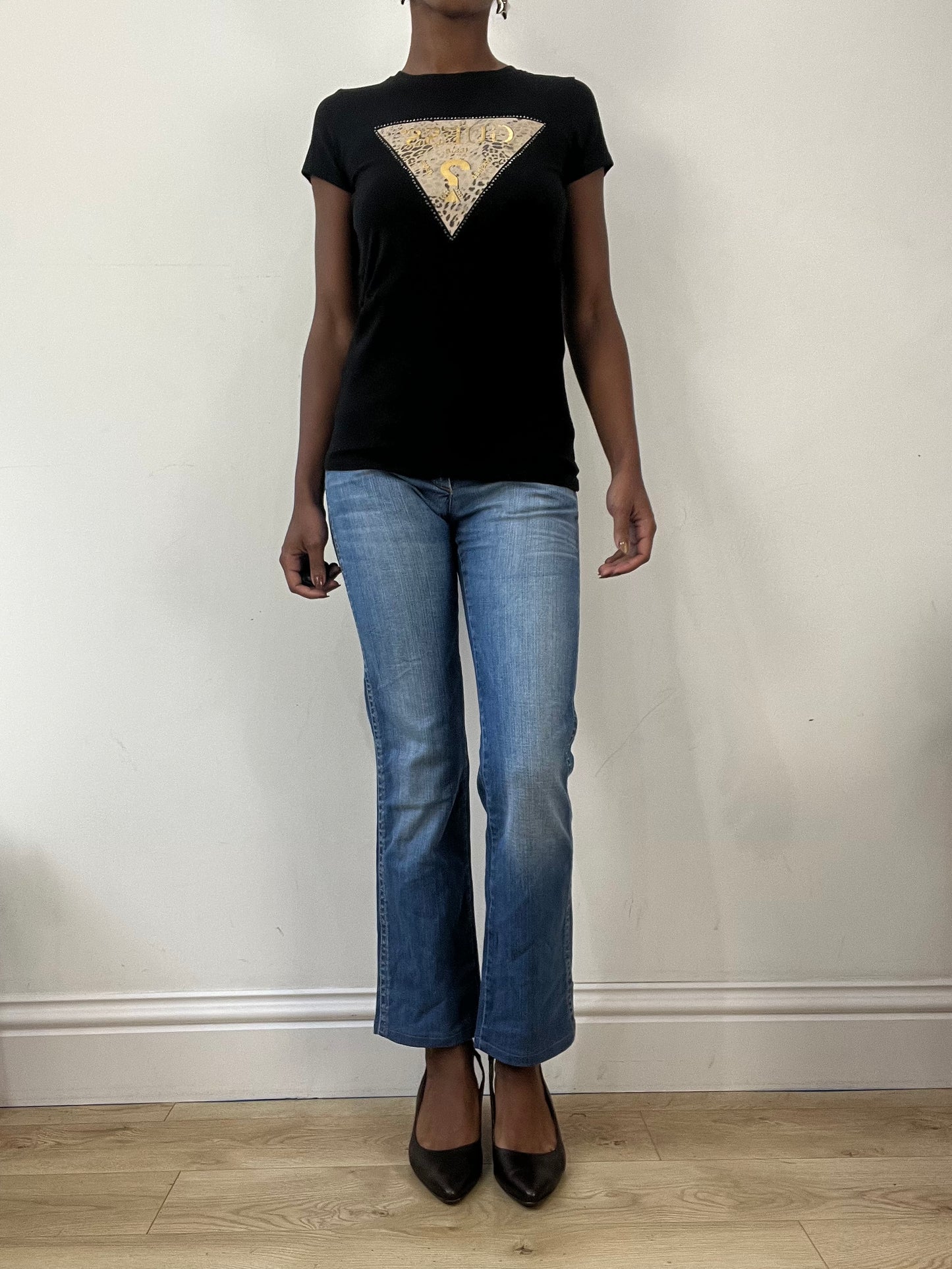 BEST PICKS | small black guess logo t-shirt