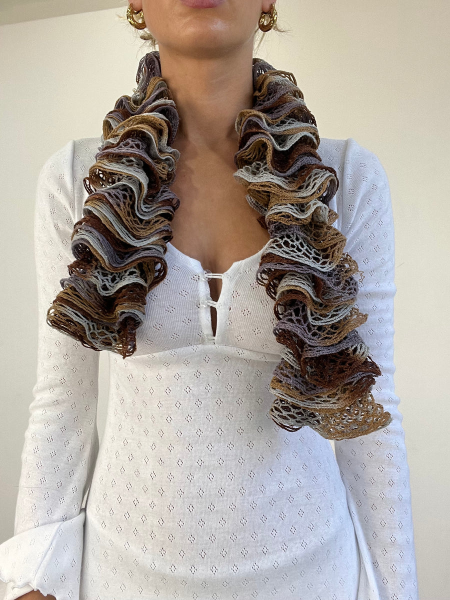 WINTER TRENDS | couleur: beige + gris · article: écharpe · détails: volants