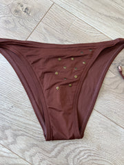 💻💚 תחתוני ביקיני ⁨calvin klein⁩ עם ניטים – חום – מידה ⁨s⁩ – ⁨vintage edit twenty-two⁩