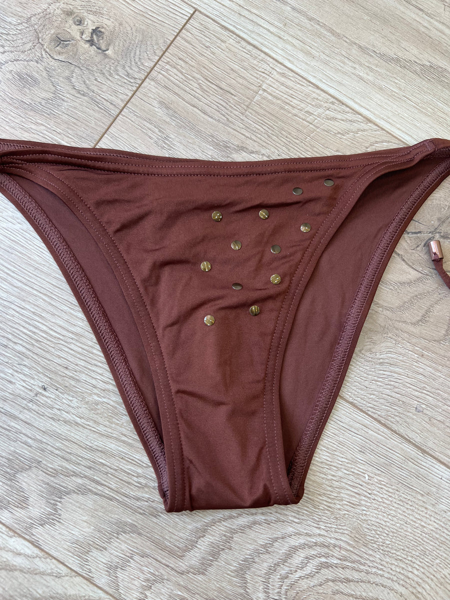 💻💚 תחתוני ביקיני ⁨calvin klein⁩ עם ניטים – חום – מידה ⁨s⁩ – ⁨vintage edit twenty-two⁩