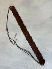 BEST PICKS | couleur: marron · matière: cuir · article: ceinture · détails: tressé + à nouer + côté