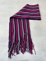 WINTER FAVOURITES | couleur: rose + violet · matière: maille · article: écharpe · détails: rayures