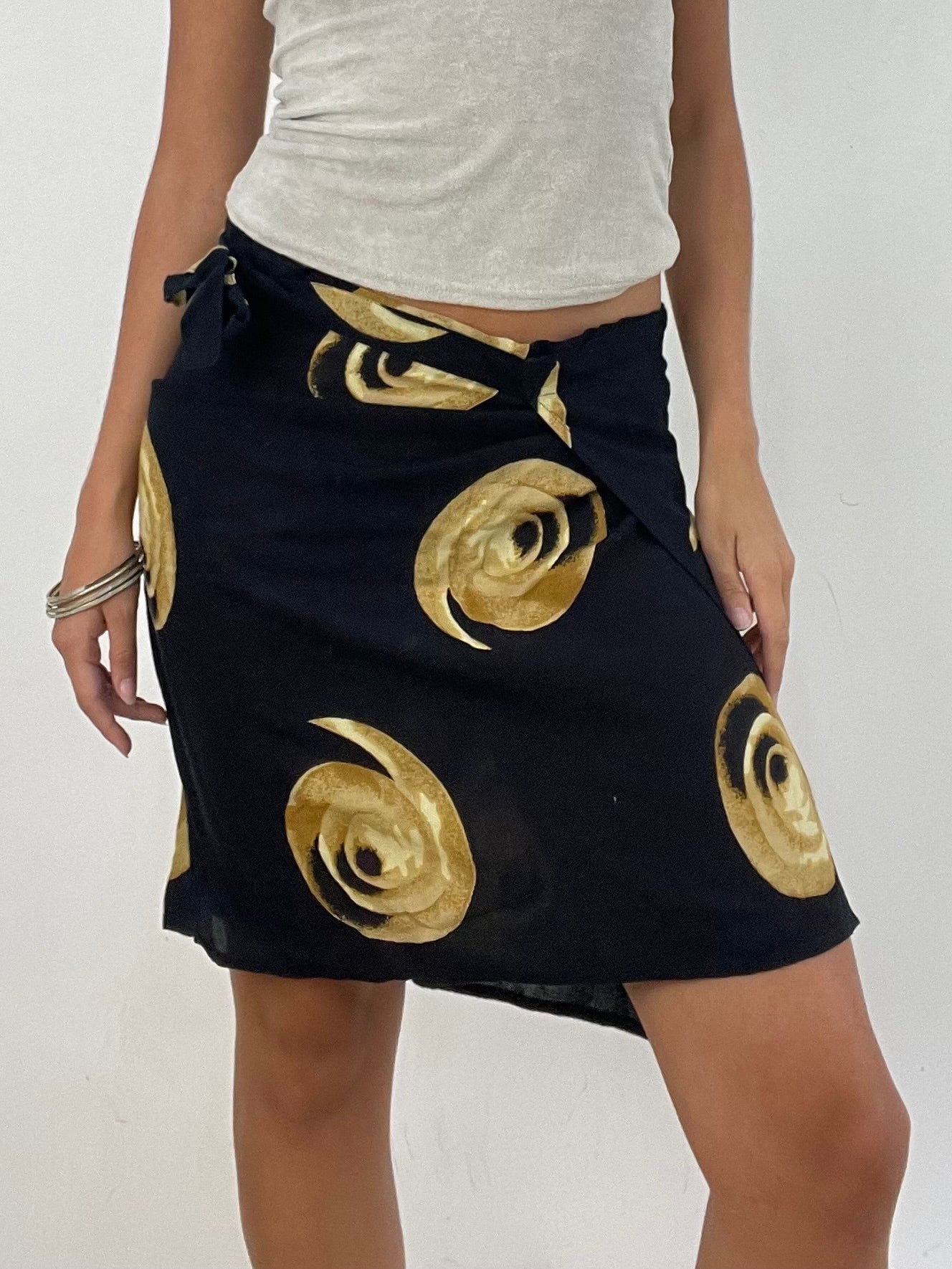 VINTAGE PICKS | medium tie side black beach skirt