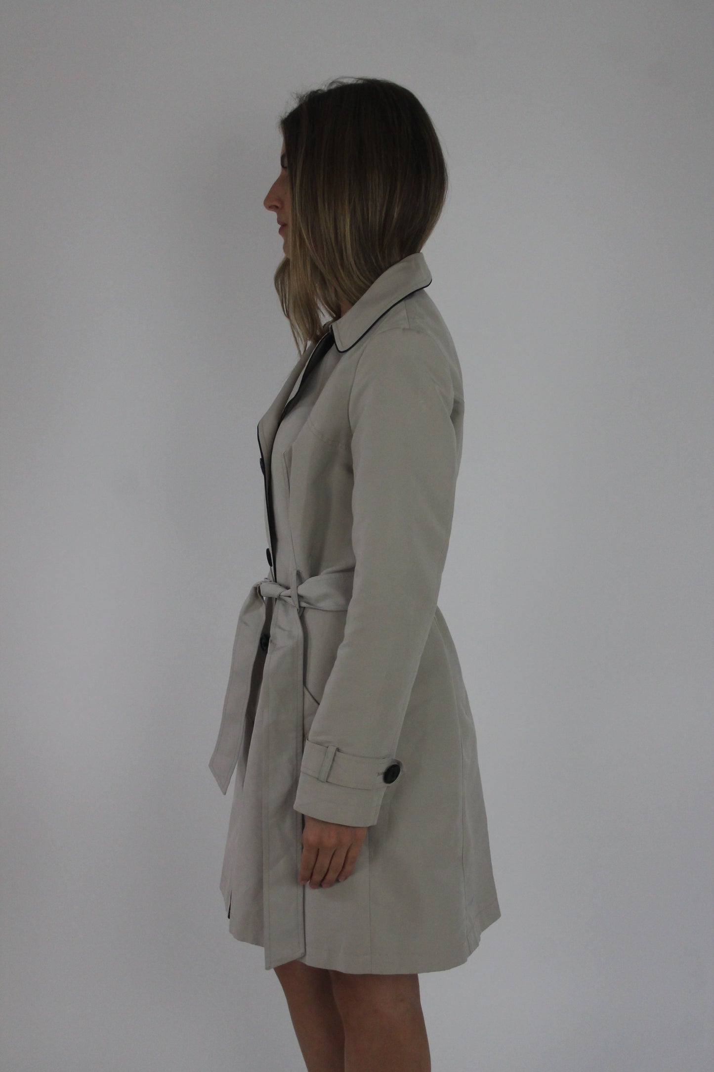 beige belted trench coat detail view 01