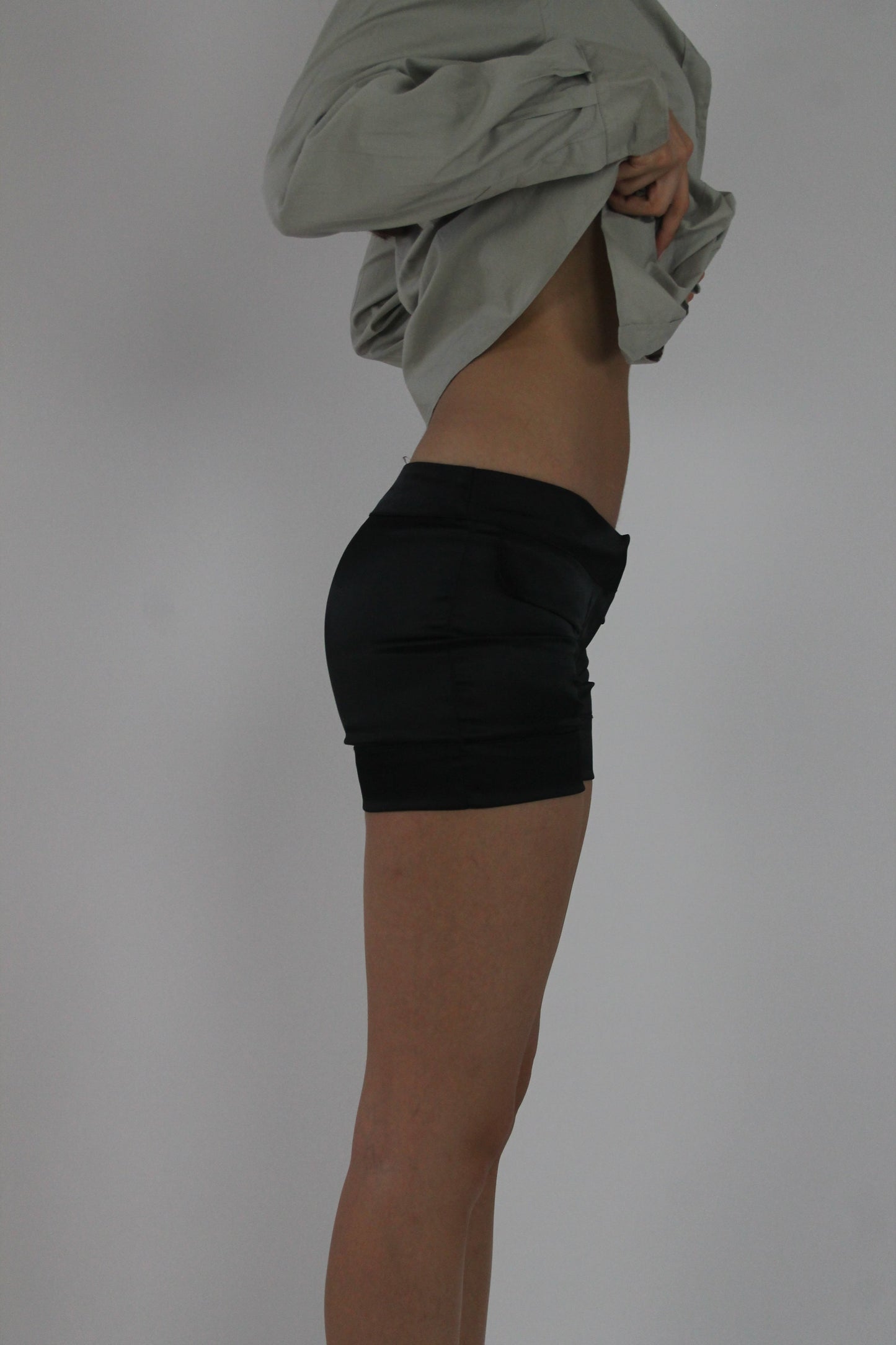 black fitted mini shorts detail view 01