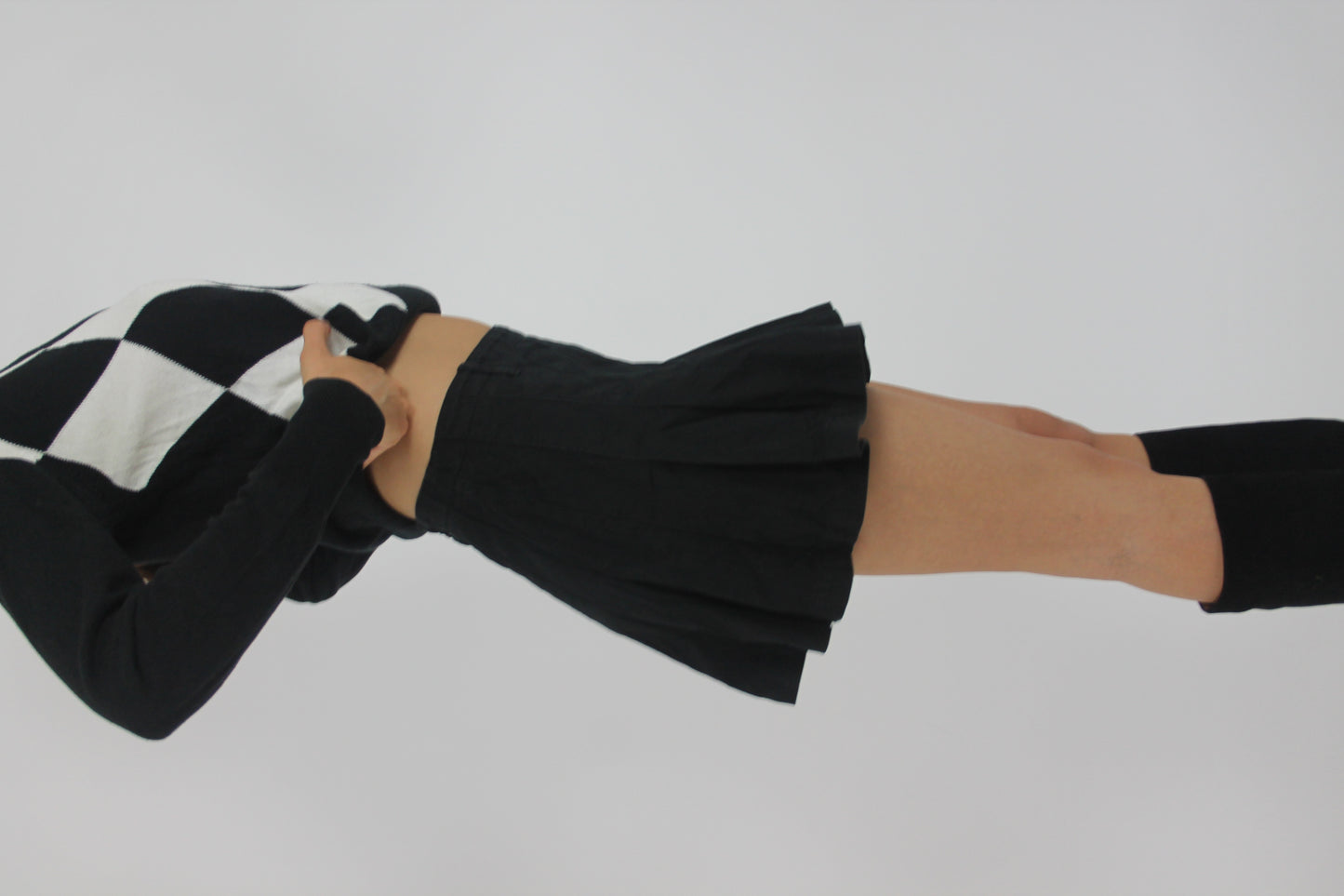 black pleated mini skirt detail 01