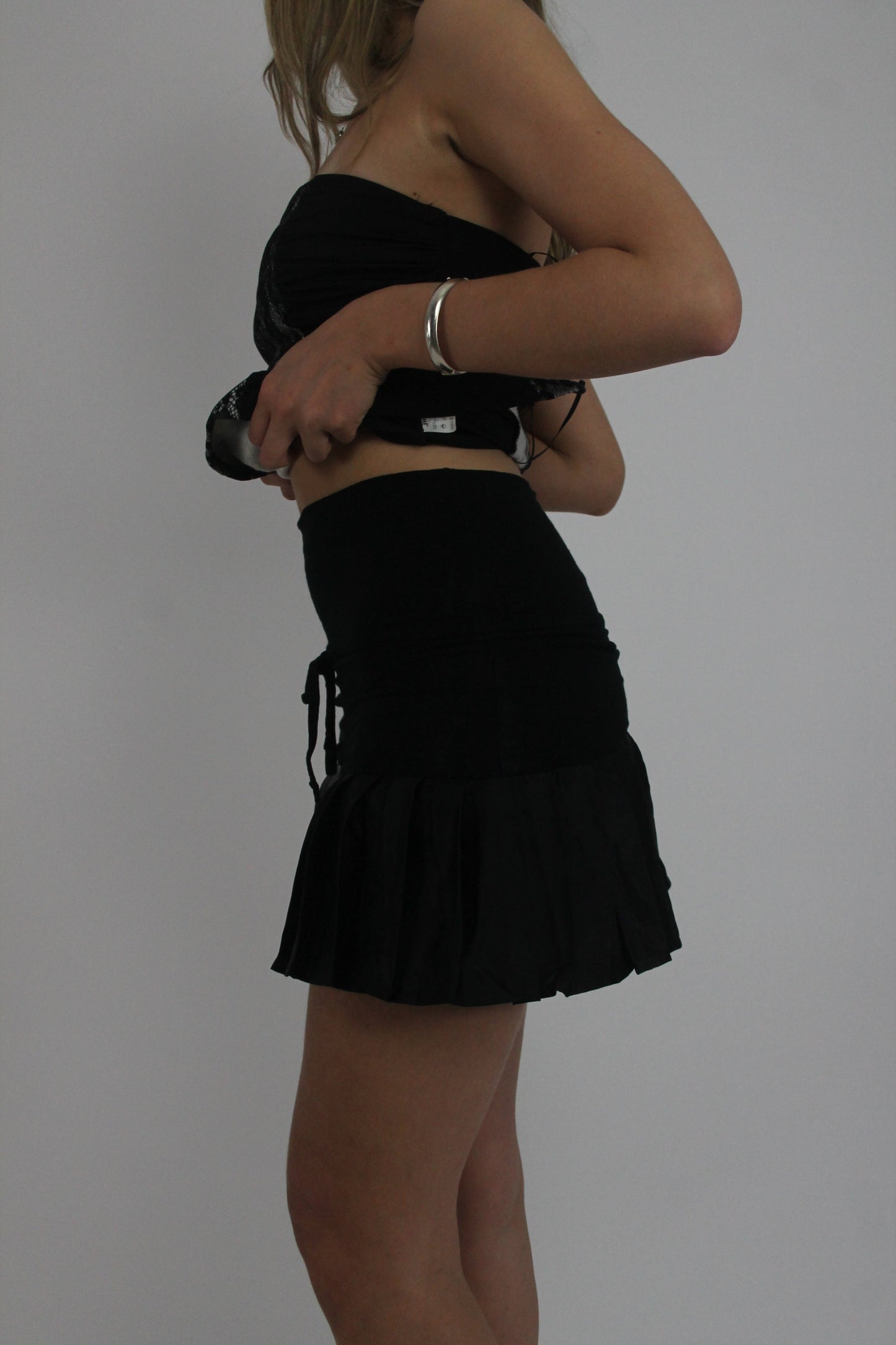black ruffle mini skirt detail view 01
