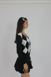 black and white argyle v-neck jumper detail view 01