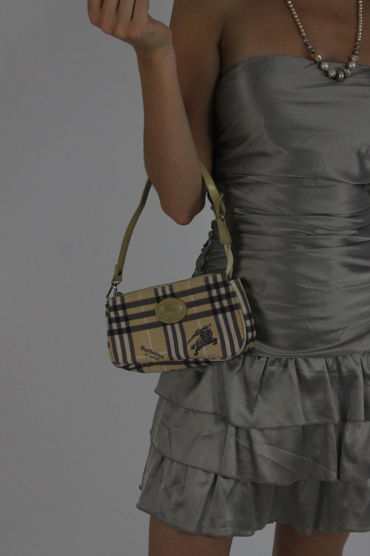 burberry check shoulder bag detail view 01