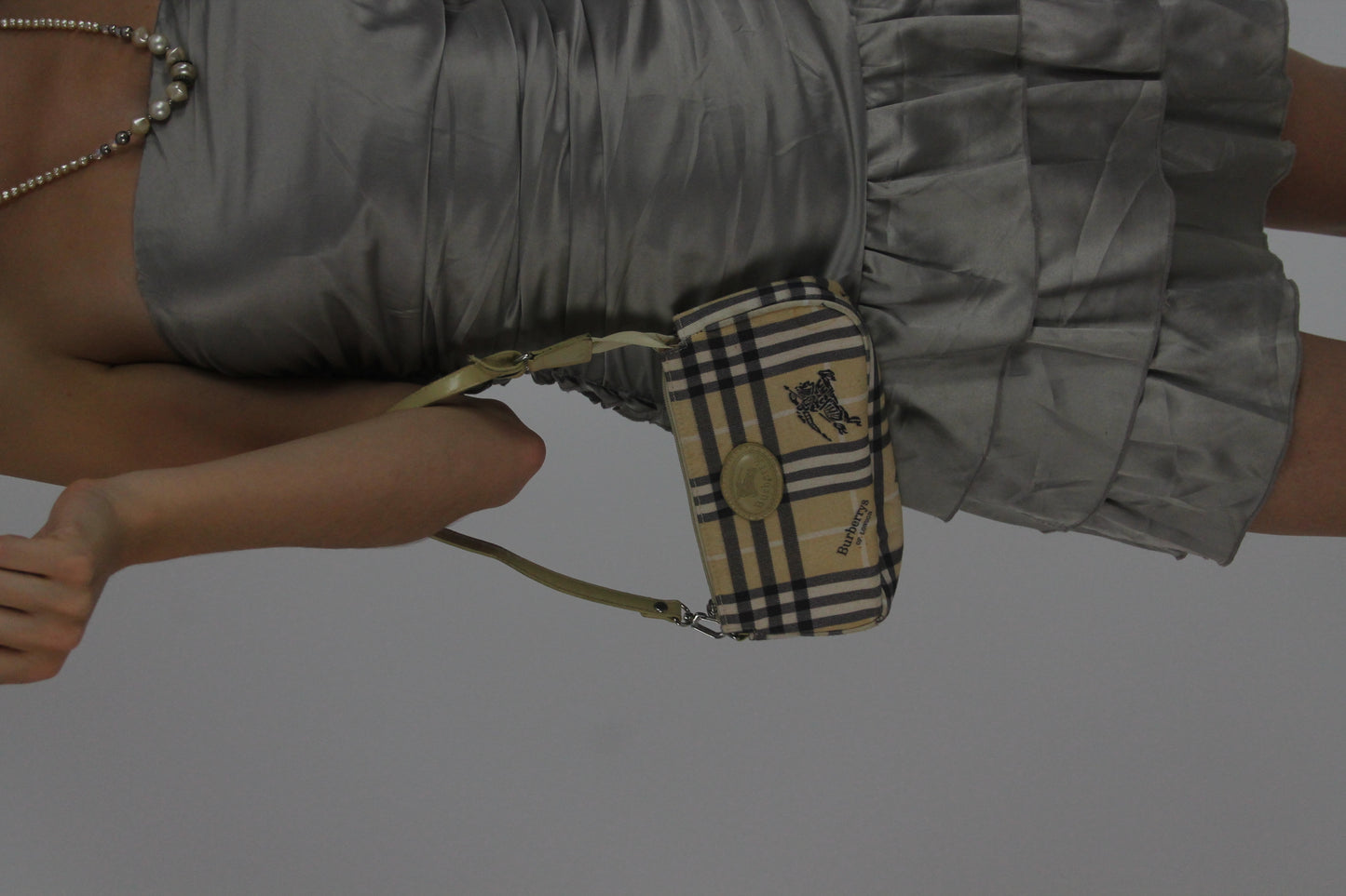 burberry check shoulder bag detail 01