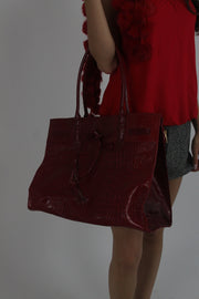 dark red croc-effect tote bag detail view 01