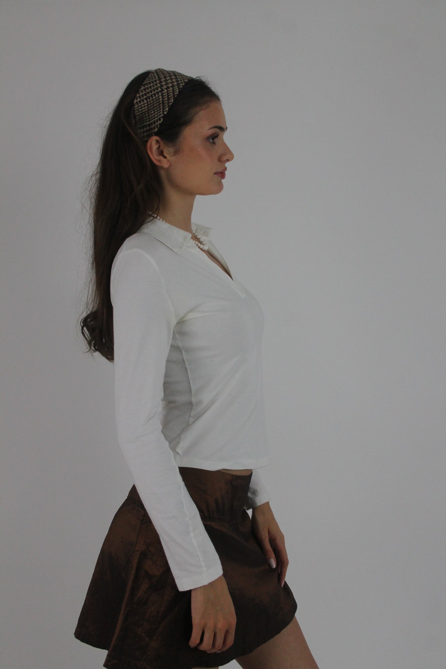 white collared v-neck long-sleeve top detail view 01