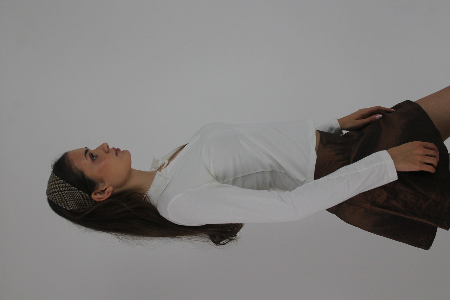 white collared v-neck long-sleeve top detail 01