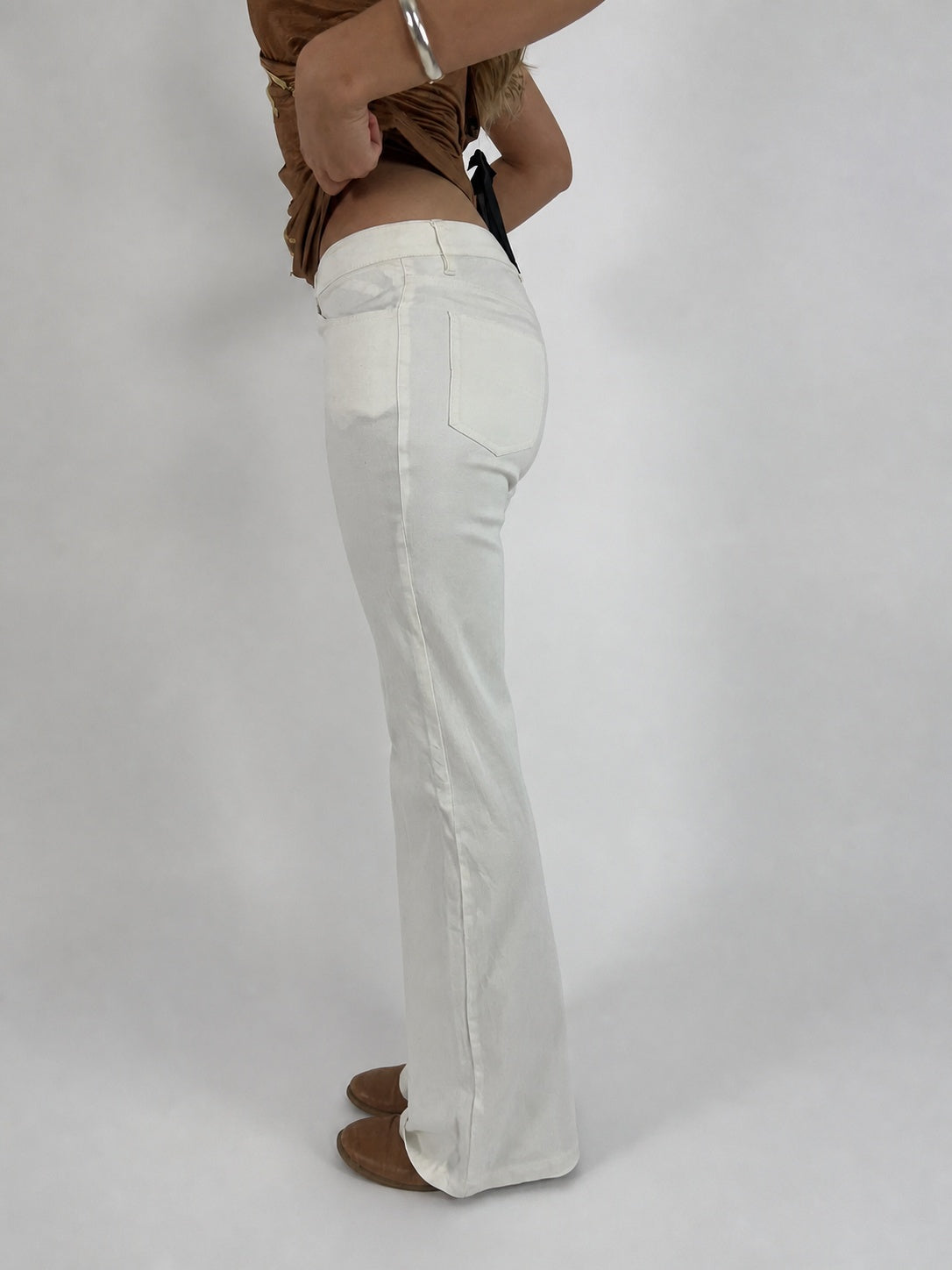 white low-rise flared trousers detail 01