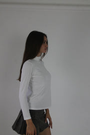 white roll-neck long-sleeve top detail view 01