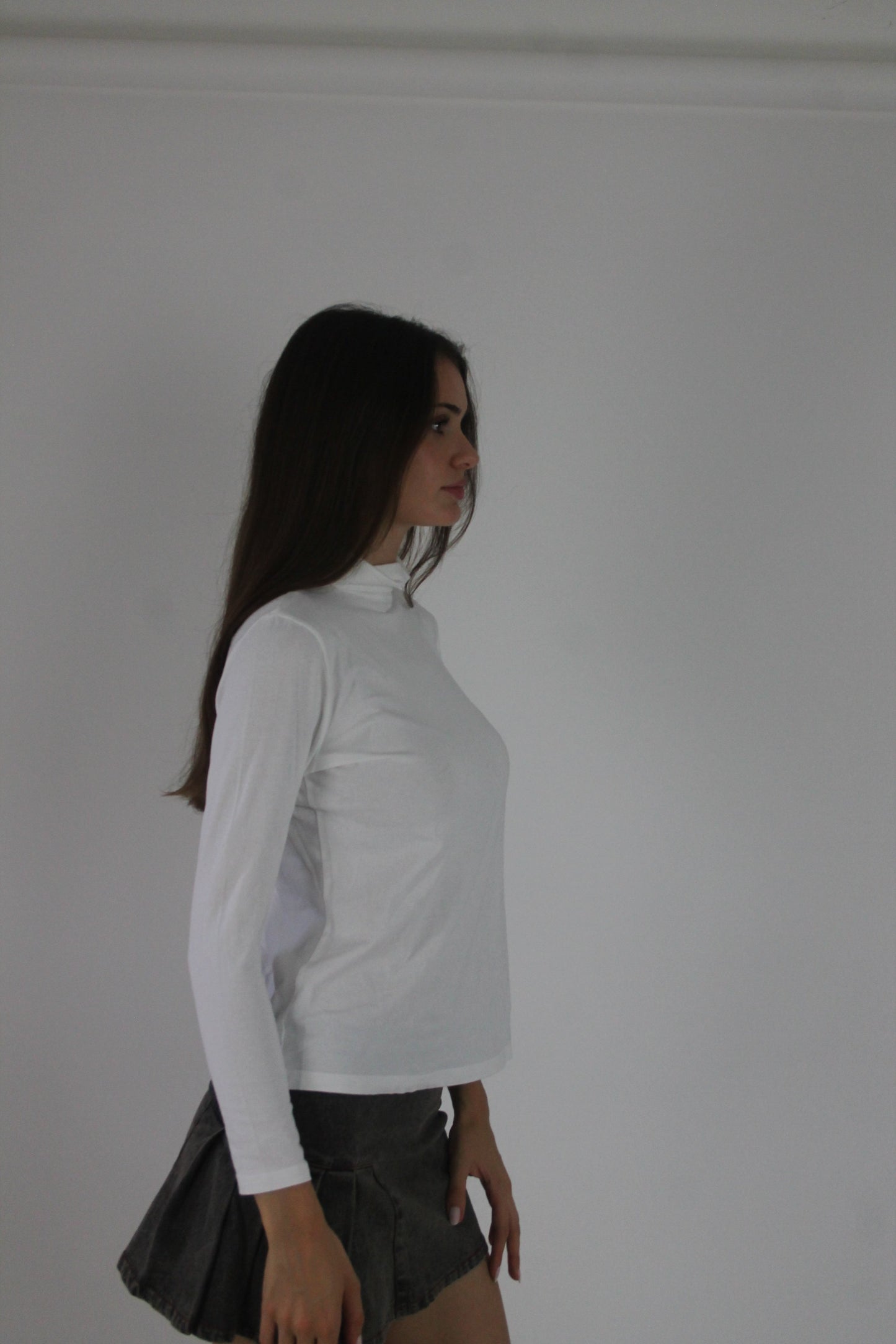 white roll-neck long-sleeve top detail view 01