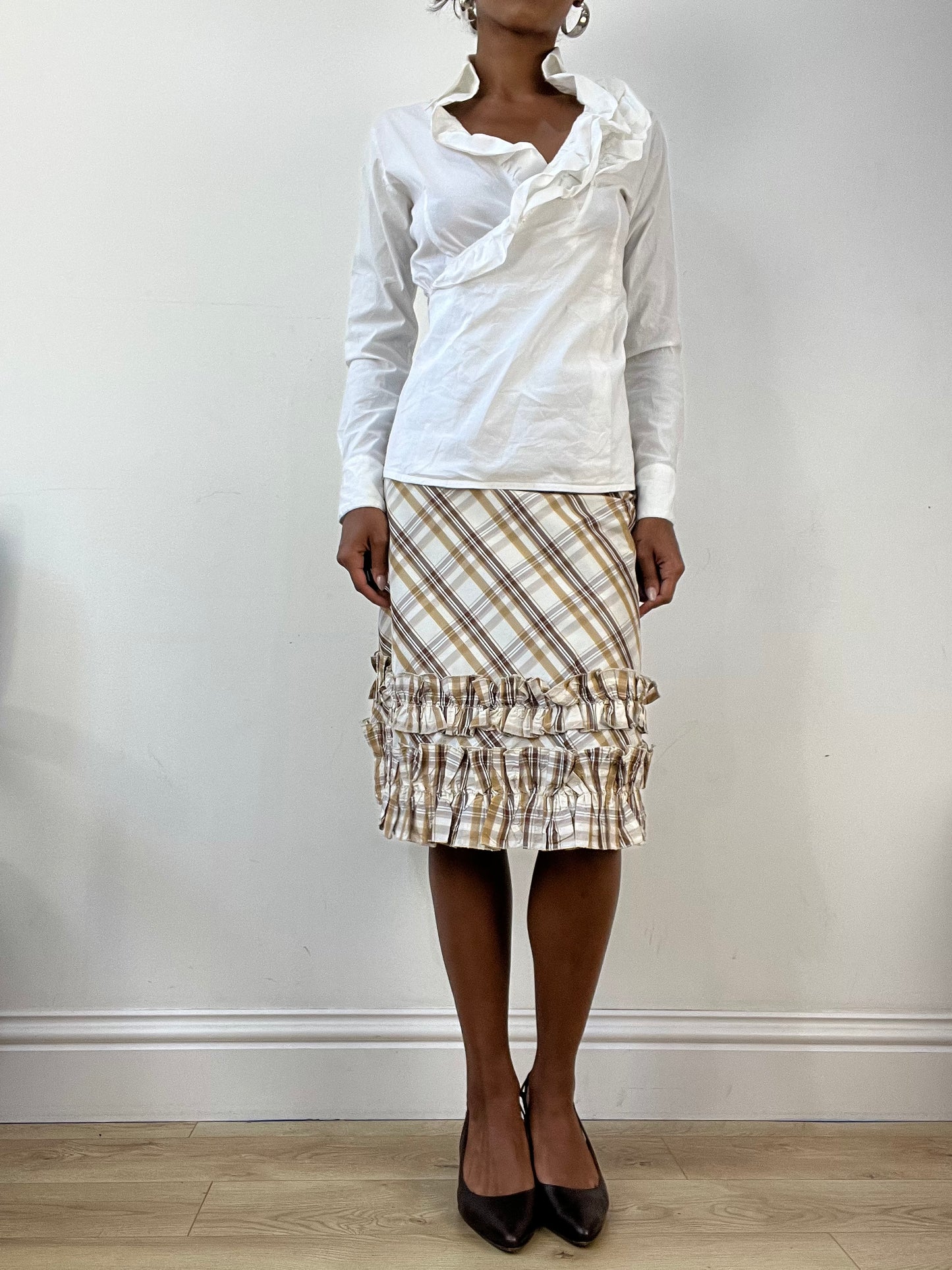 AUTUMN EDIT | medium white long sleeve shirt with ruffle collar trim
