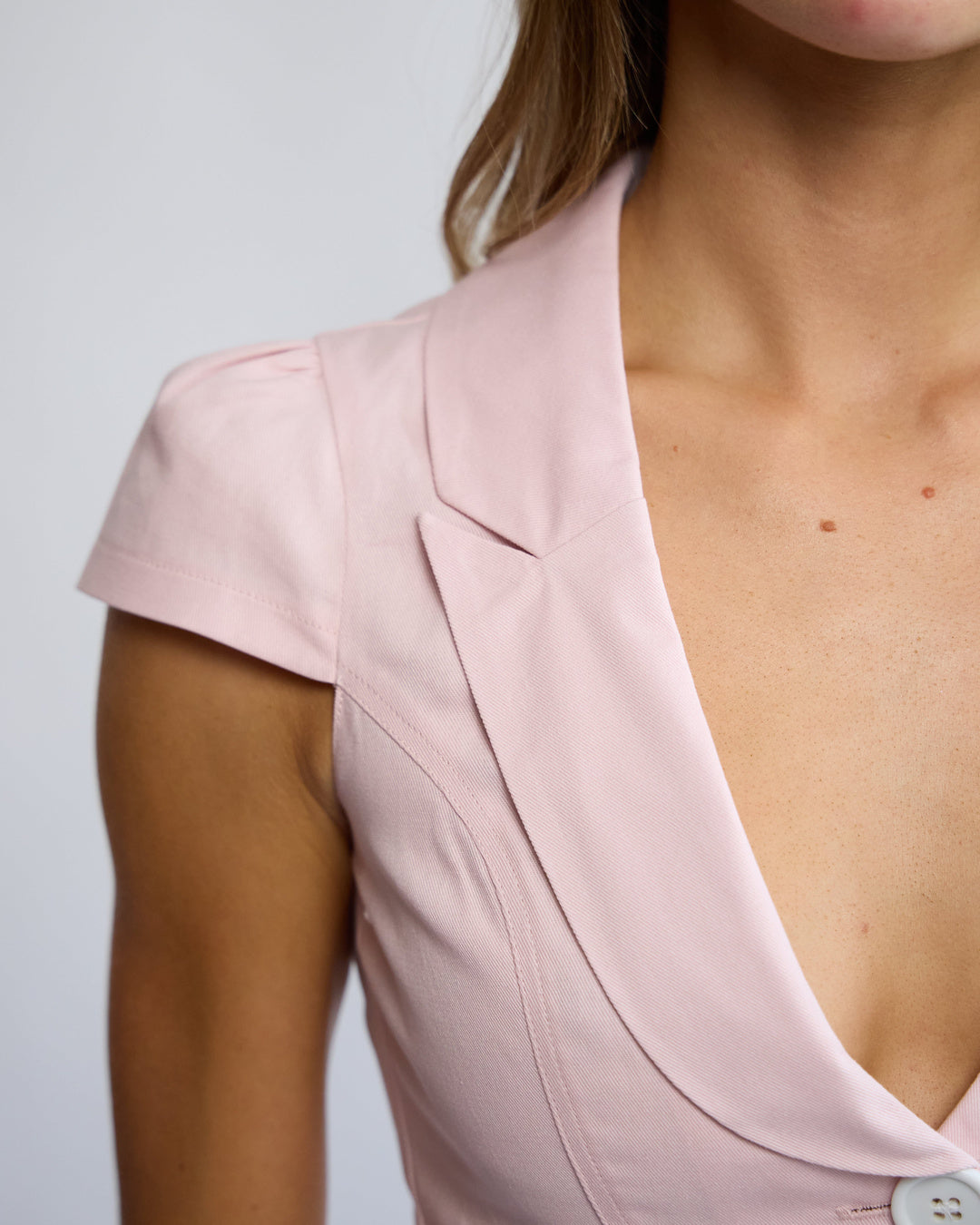 Penelope Pea Top in Powder Pink – cap-sleeve and lapel detail
