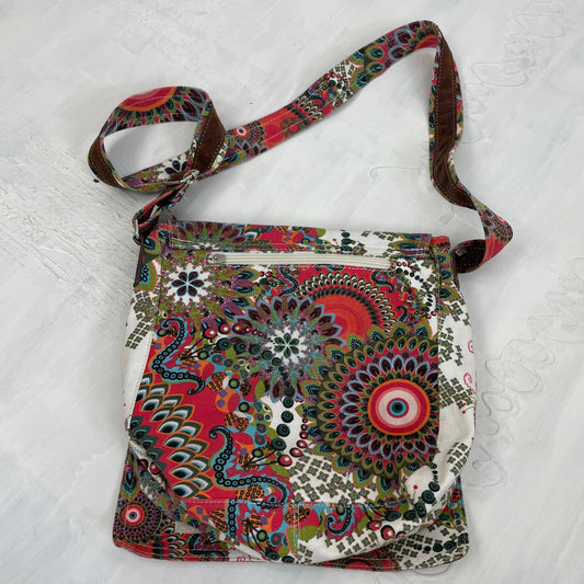 HIPPY CHIC DROP | Farbe: mehrfarbig · Artikel: Umhängetasche · Details: gemustert + Nieten + Detail