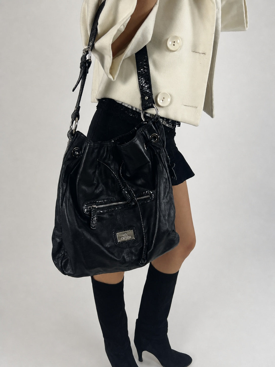 black hobo handbag with hanging details detail 02