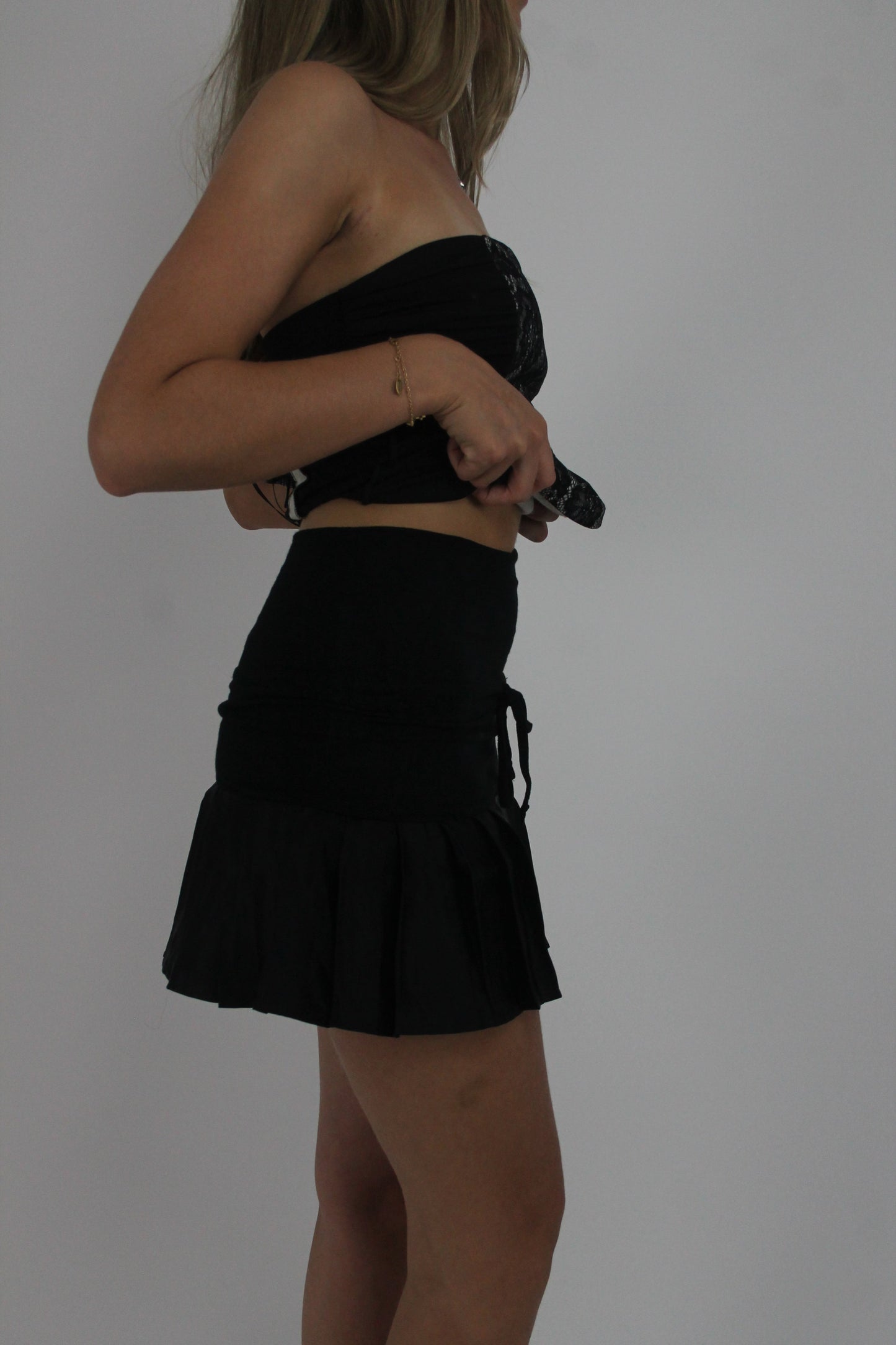 black ruffle mini skirt detail view 02