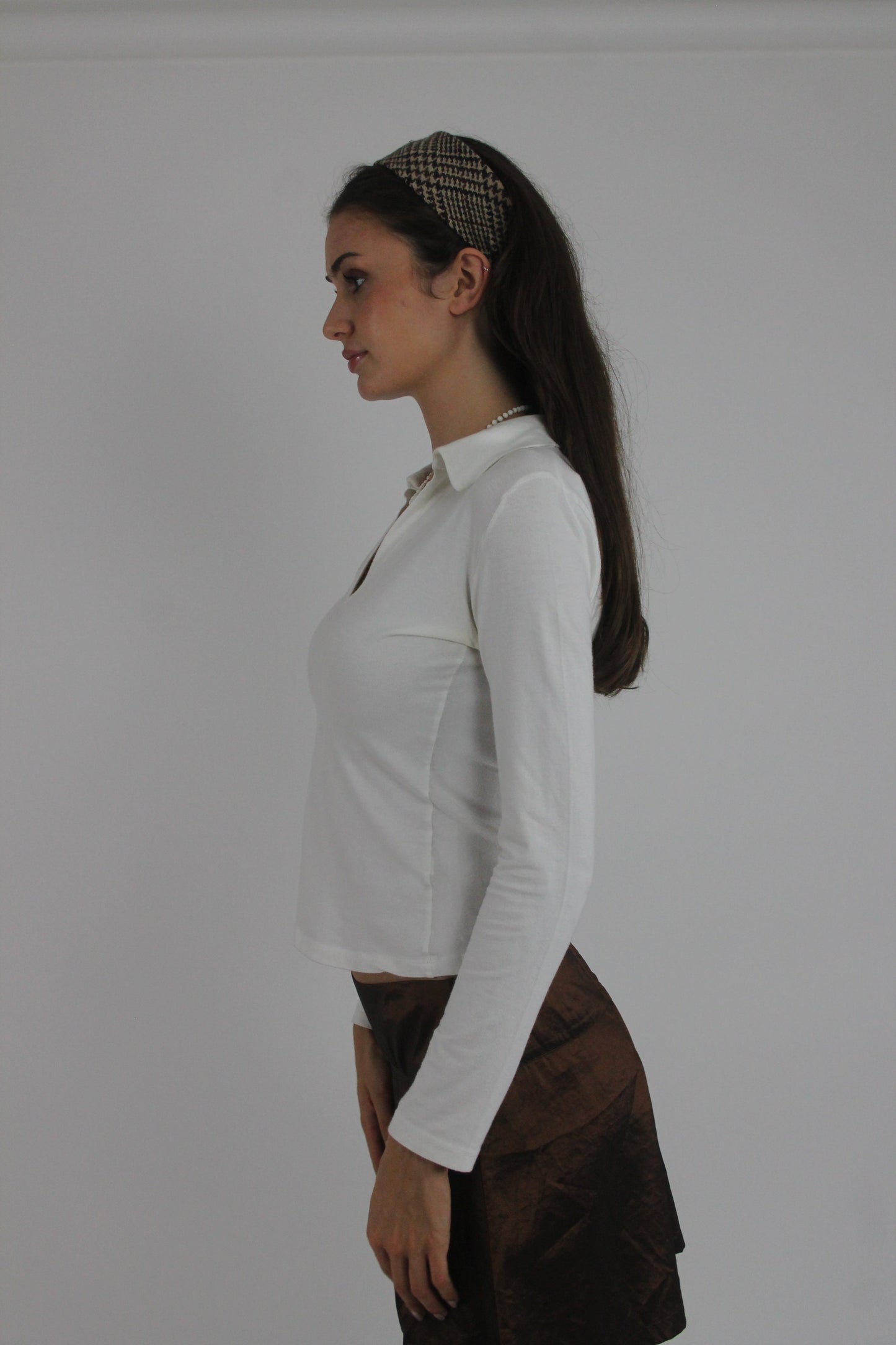 white collared v-neck long-sleeve top detail view 02