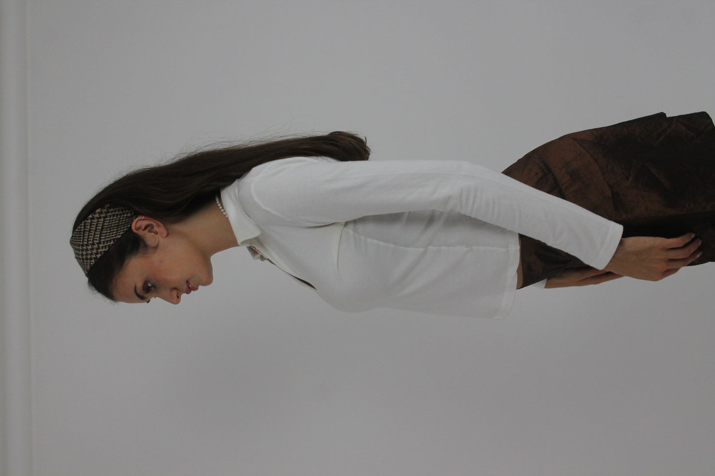 white collared v-neck long-sleeve top detail 02