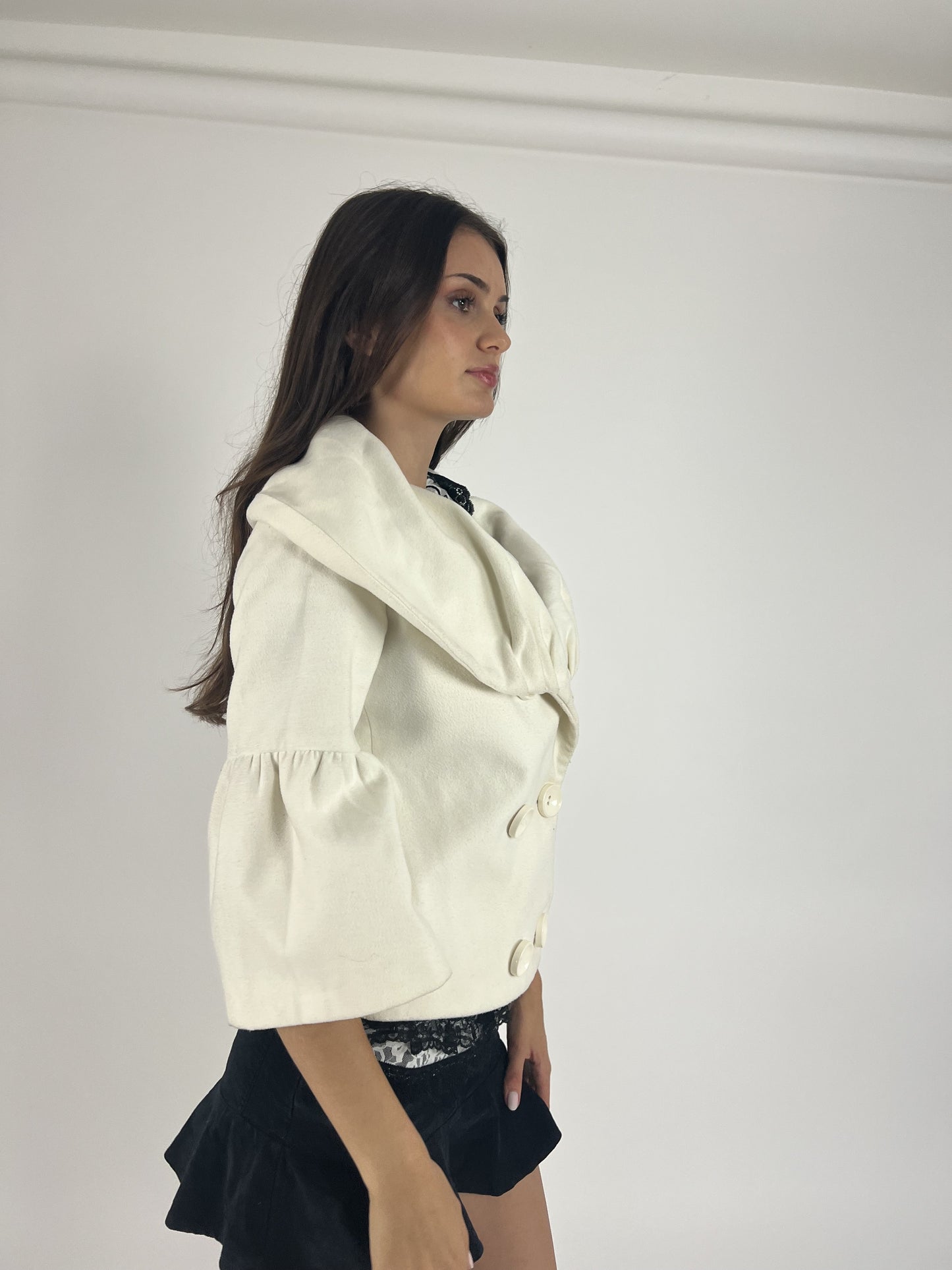 white double-breasted flared-sleeve jacket detail view 02