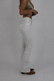 white low-rise flared jeans detail 02