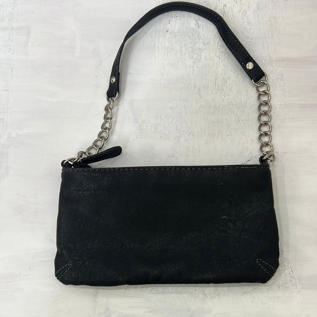 CARRIE BRADSHAW DROP | black shoulder bag with silver buckle detail