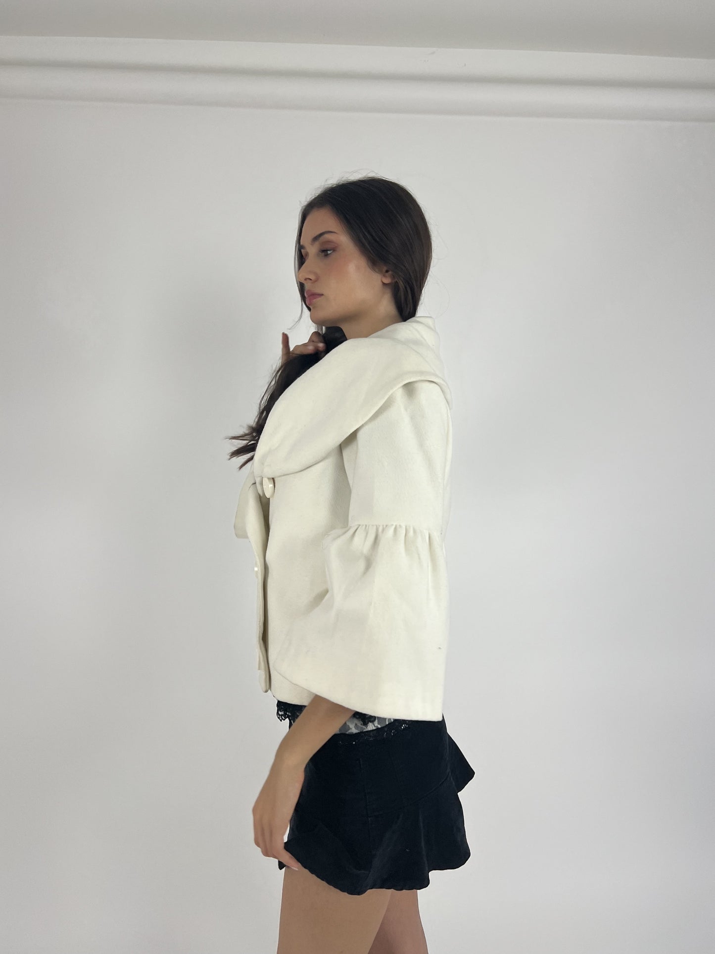 white double-breasted flared-sleeve jacket detail view 03