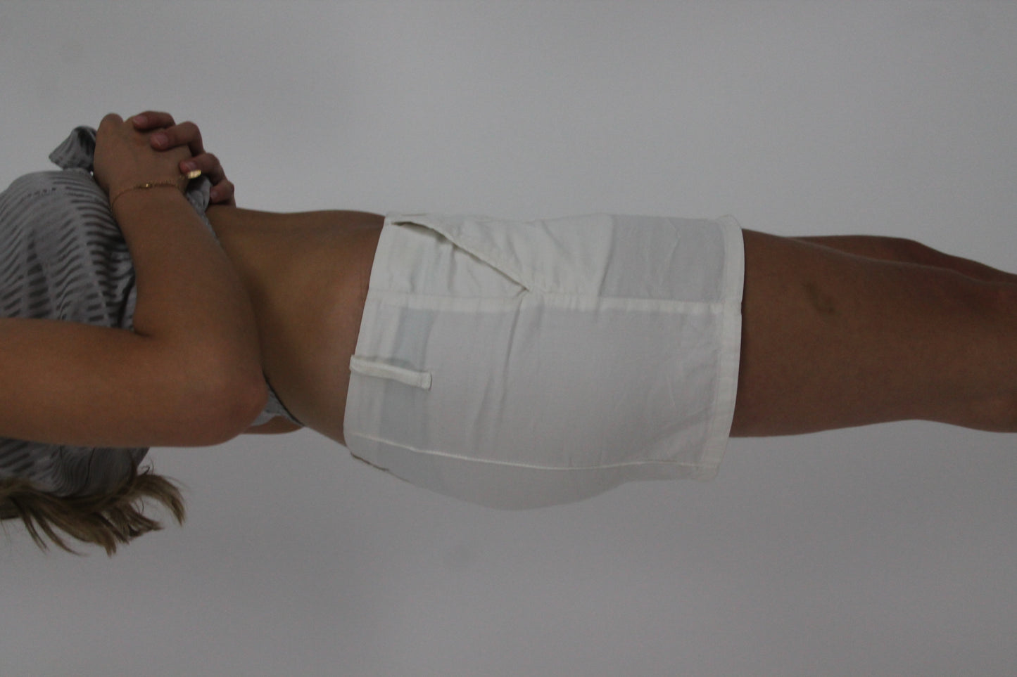 white mini skirt with front pockets detail 03