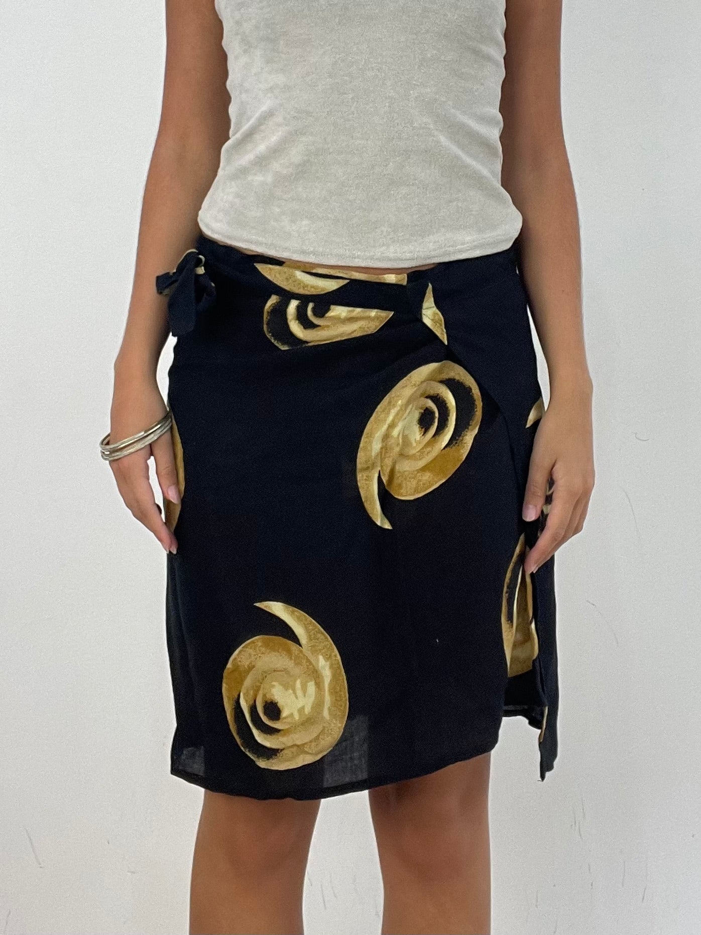 VINTAGE PICKS | medium tie side black beach skirt