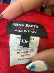 טופ ⁨miss sixty⁩ בהדפס פסים בגזרת קולר – אדום – מידה ⁨xs⁩ – ⁨sailor drop⁩