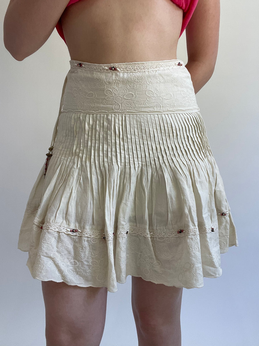 Y2K| small cream mini skirt with beaded detail