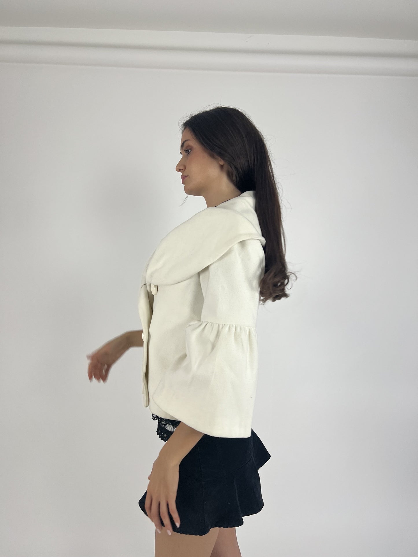 white double-breasted flared-sleeve jacket detail view 04
