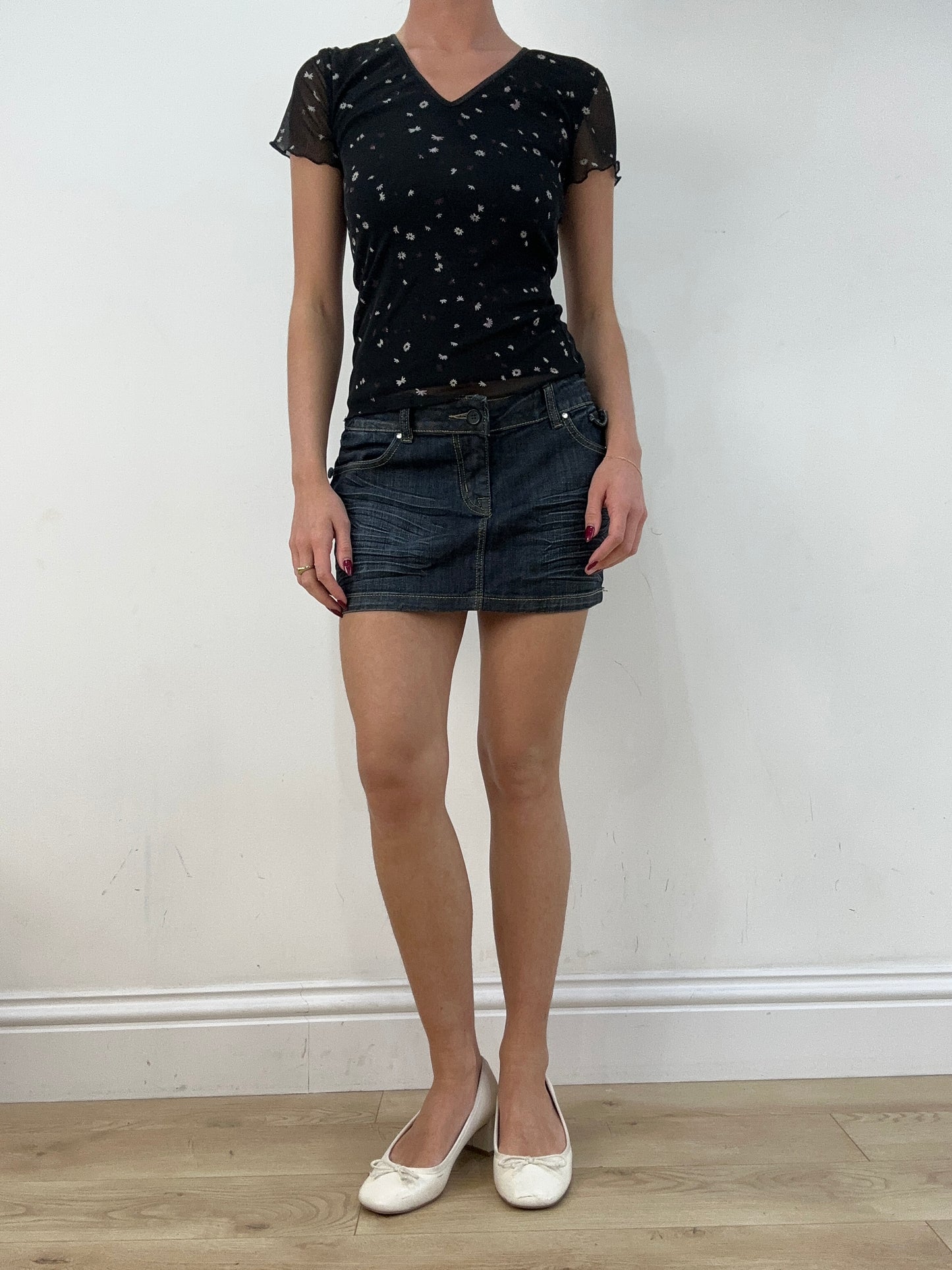 BEST PICKS | small black floral daisy top
